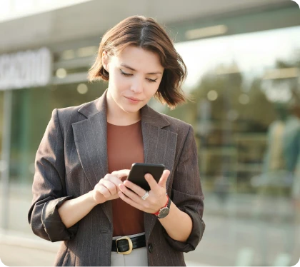 Femme vérifiant ses mail sur son mobile