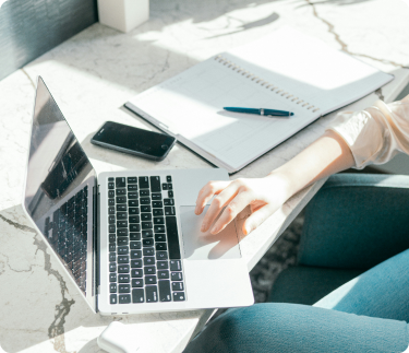 Main d'une rédactrice web en pleine écriture