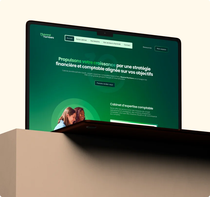 Ecran d'ordinateur portable, ouvert sur le site du cabinet Beyond Numbers